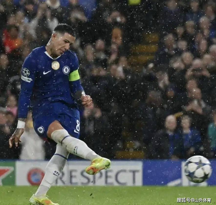 蓝军主帅马雷斯卡的4231阵型展现出惊人威力，让这场原本势均力敌的较量早早失去悬念